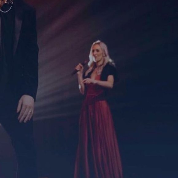 B Darlin Red Satin V-Neck Gown Slit & Pockets, A-line, size 5 - Picture 10 of 10